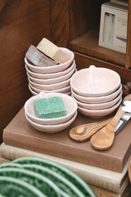 Accesorii handmade pentru baie: săpunuri colorate și rafturi minimaliste