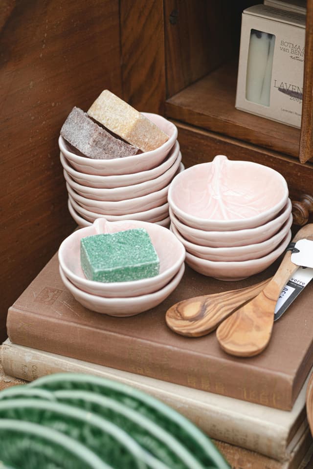 Accesorii handmade pentru baie: săpunuri colorate și rafturi minimaliste