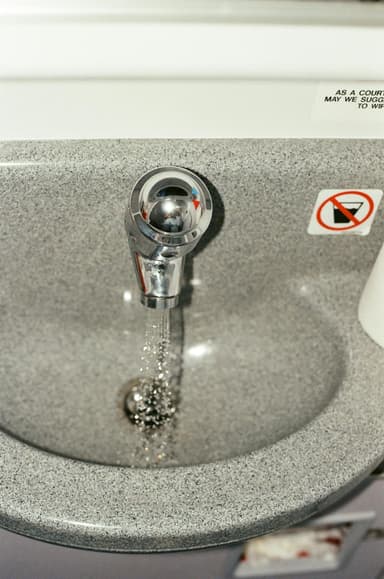 Instalarea bateriilor touchless în baie și bucătărie