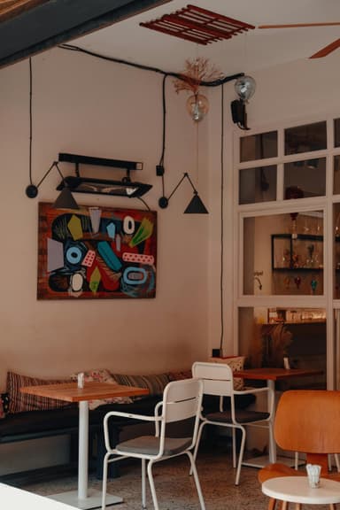 Pereți colorați în camere mici – da sau nu?