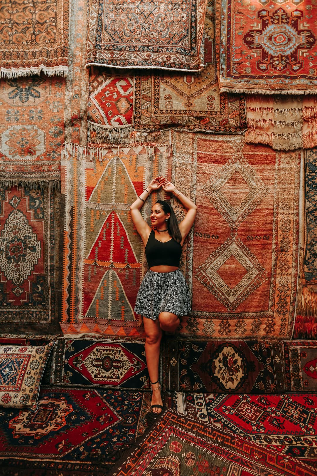 Covor statement în pattern oriental – centrul unui living maximalist
