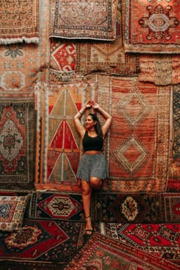 Covor statement în pattern oriental – centrul unui living maximalist