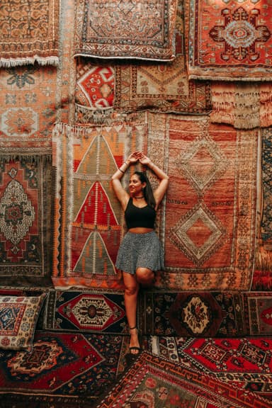 Covor statement în pattern oriental – centrul unui living maximalist