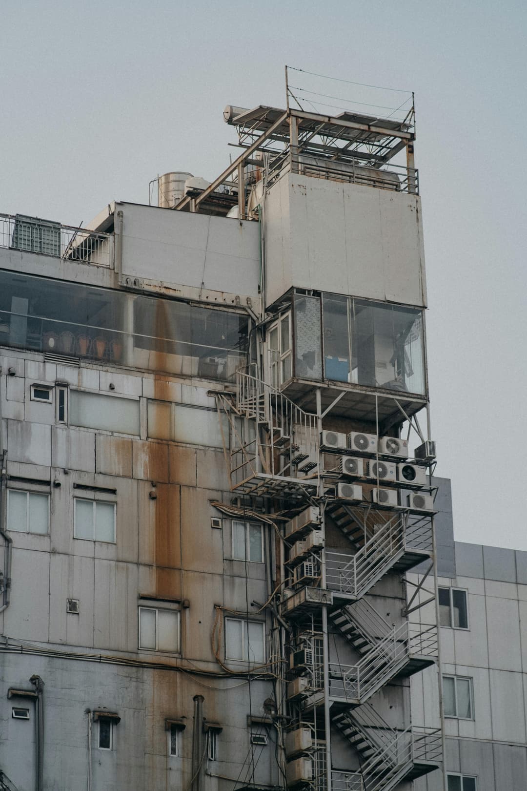 Stil industrial: beton aparent și metal în ambientul urban