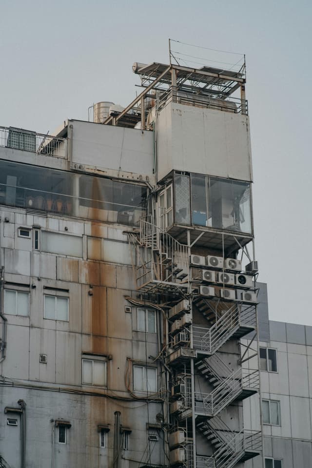 Stil industrial: beton aparent și metal în ambientul urban