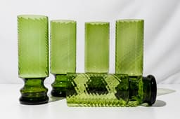 Design industrial cu lemn FSC și metal reciclabil