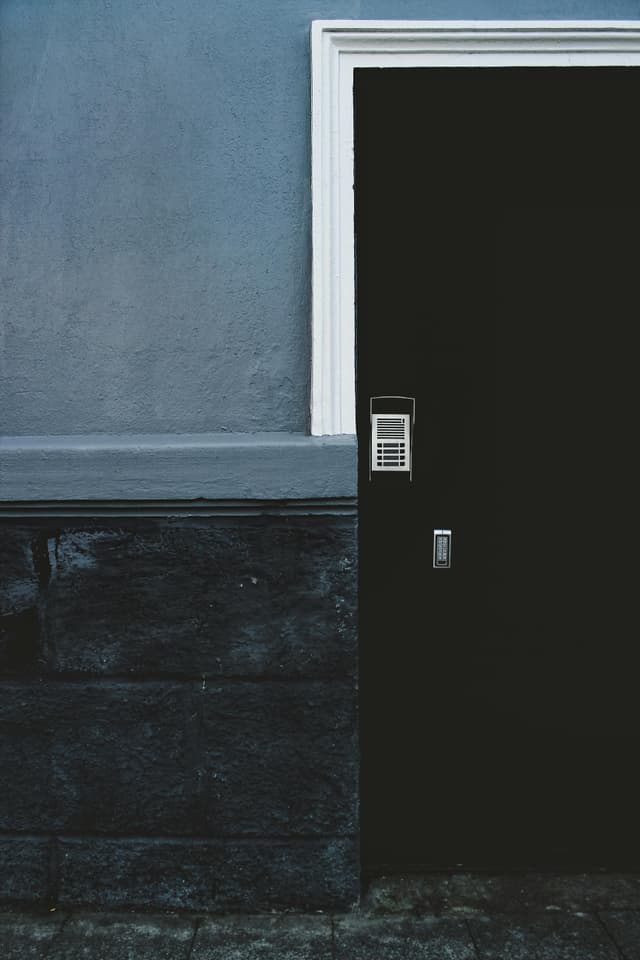 Tehnologie subtile integrate în rama ușii – control acces