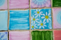 Tendințe în decorarea pereților: culori pastelate și accente vibrante