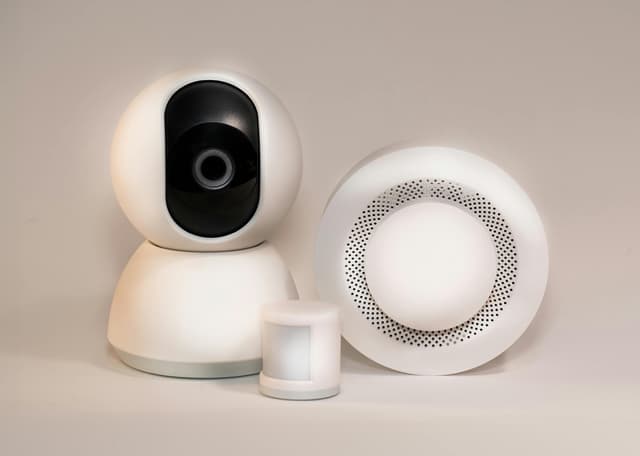 Sisteme de securitate pentru acasă: alarme, camere și soluții smart