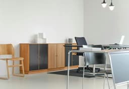 Birou minimalist: funcționalitate și estetică Japandi în spațiul de lucru