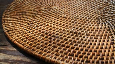 Materiale naturale în tendințele 2025: lemn, ratan și textile organice