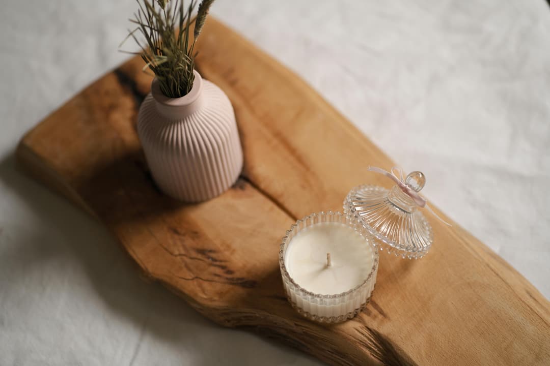 Suporturi de lumânări și vaze handmade din materiale reciclate