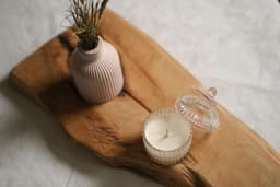 Suporturi de lumânări și vaze handmade din materiale reciclate