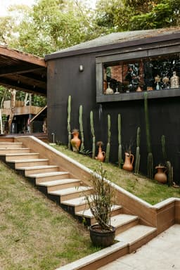 Decoruri de vară din materiale naturale: ghivece de teracotă și textile lejeră