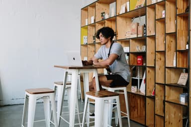 Piese de mobilier multifuncționale prin reutilizarea paleților