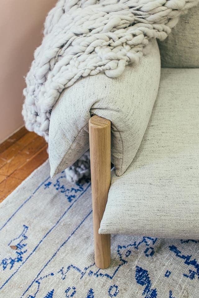 Țesături mixate pentru eleganță tactilă în living