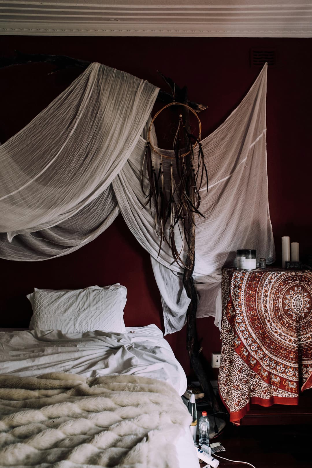 Combinații de materiale: lemn, metal și textile pentru un stil eclectic