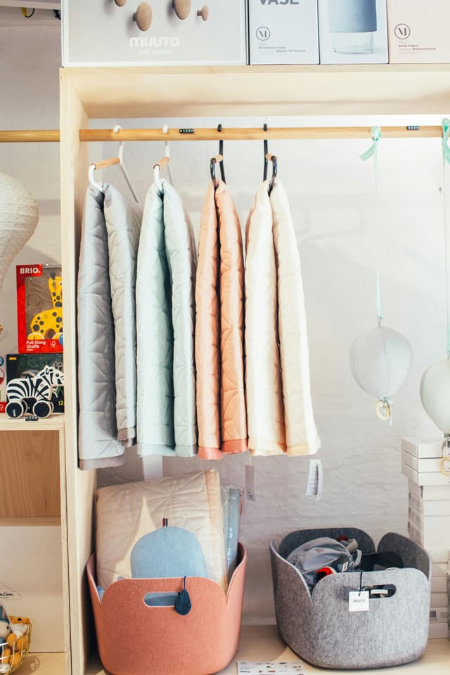 Tapet dulap cu pattern surpriză – idei de cool storage