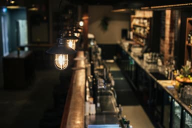 Lămpi de podea DIY: proiecte cu sticle și sfoară pentru lumină ambientală