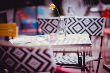 Mix de pattern floral și geometric în zona de dining