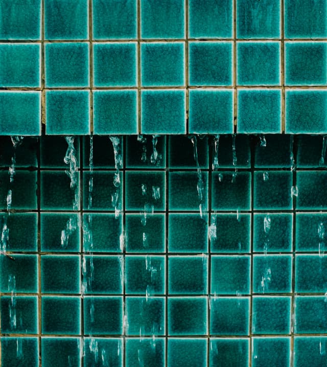 Pattern acvatic pe gresie – baie statement modernă
