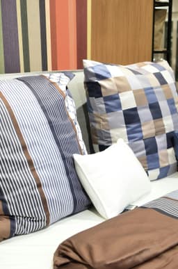 Texturi moi pentru confort: textile naturale în living și dormitor