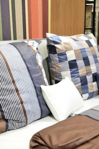 Texturi moi pentru confort: textile naturale în living și dormitor