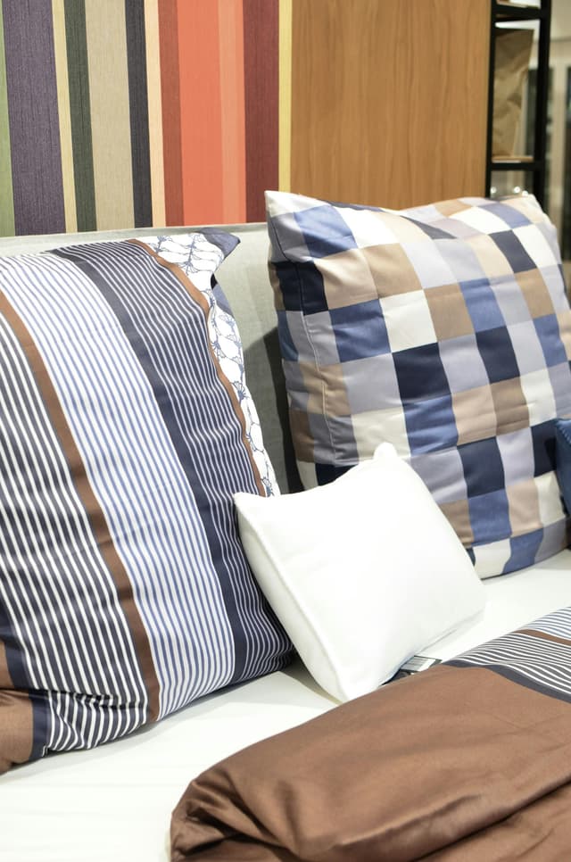 Texturi moi pentru confort: textile naturale în living și dormitor