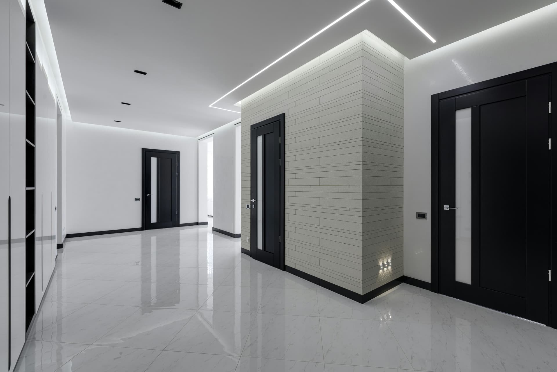 Obiecte luminoase reactive la voce – decor interactiv