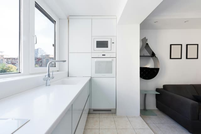 Chiuvetă cu microunde integrate – design hi‑tech pe countertop
