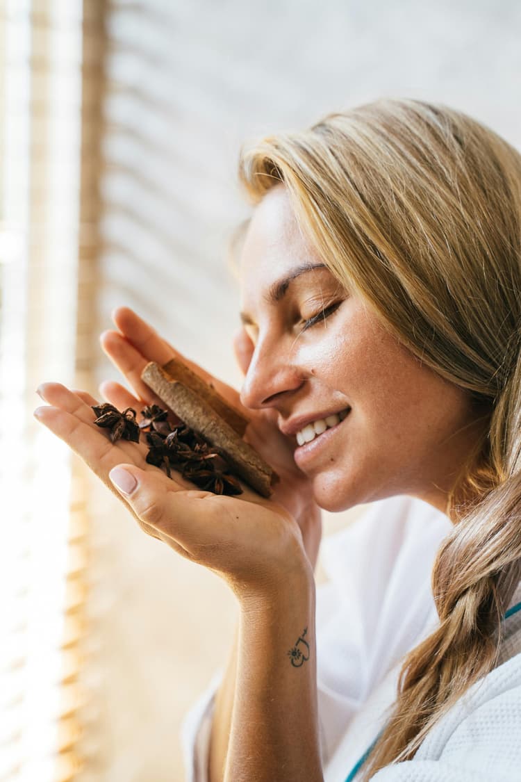 Spațiu de yoga cu lumină reglabilă – spa wellness personal