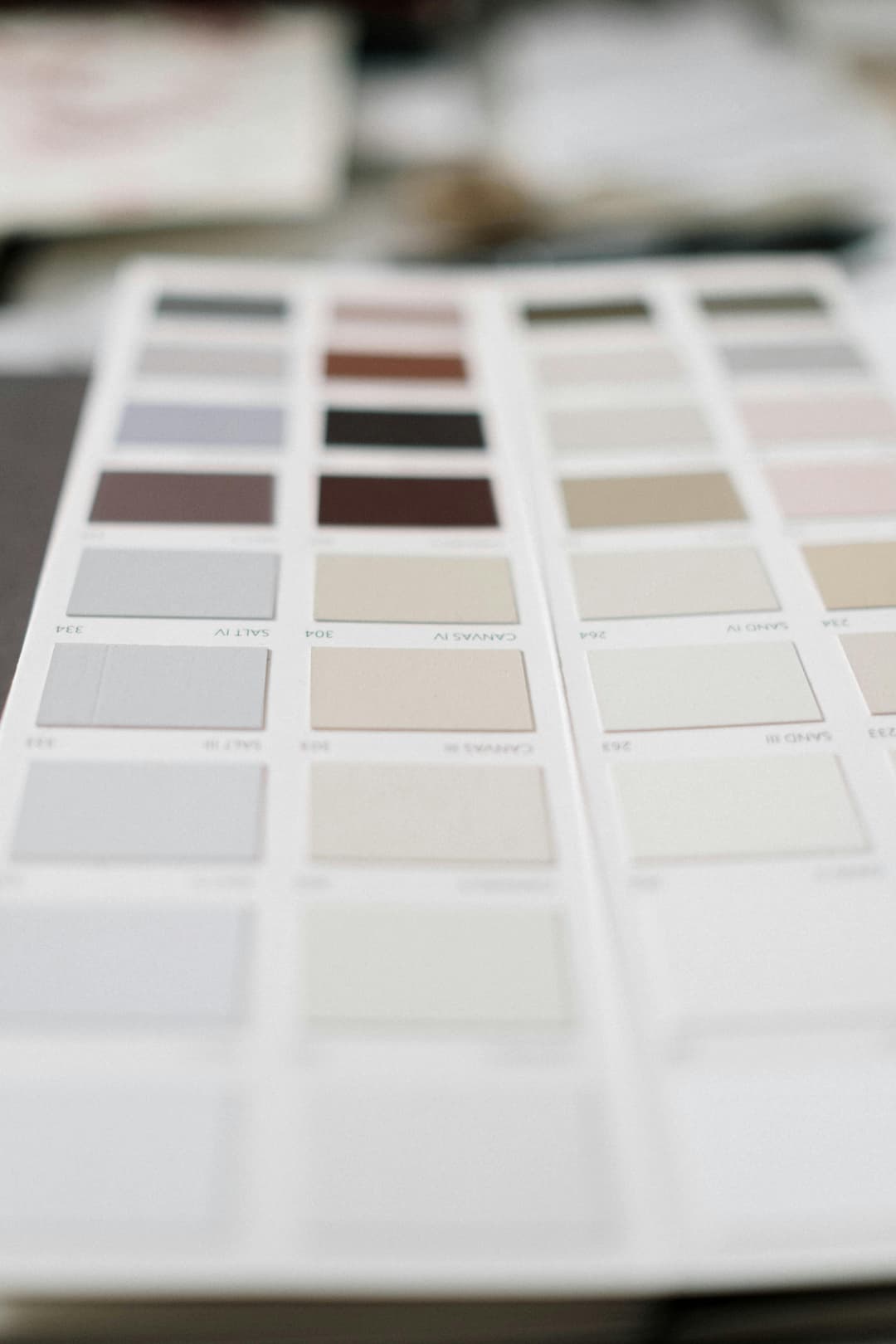Palette de culori neutre care îți extind vizual camera