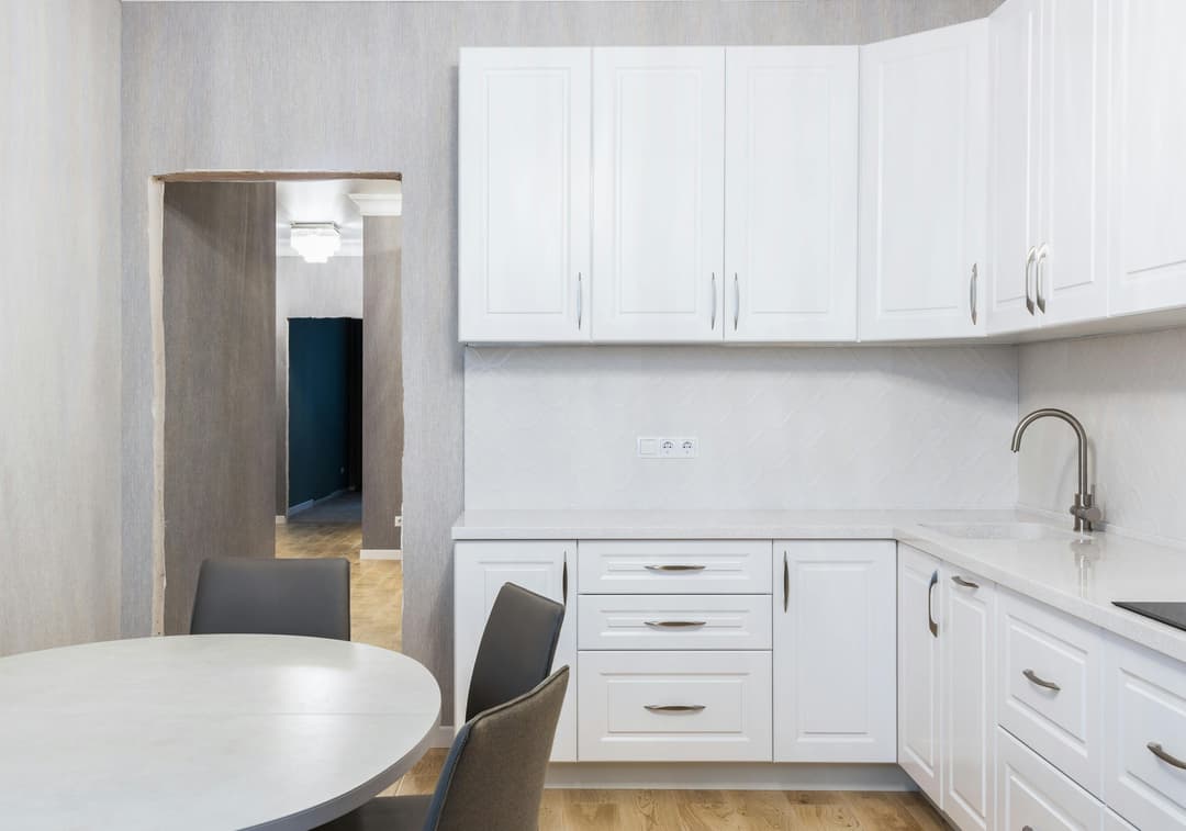 Amenajarea bucătăriei fără mobilier suspendat