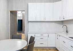 Amenajarea bucătăriei fără mobilier suspendat