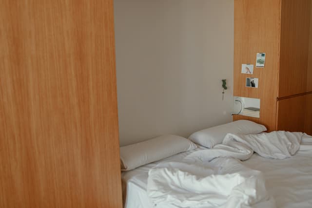 Fuzionarea stilului brutalist cu accente calde