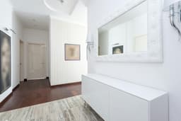 Cum să creezi un hol practic și aerisit într-un apartament îngust