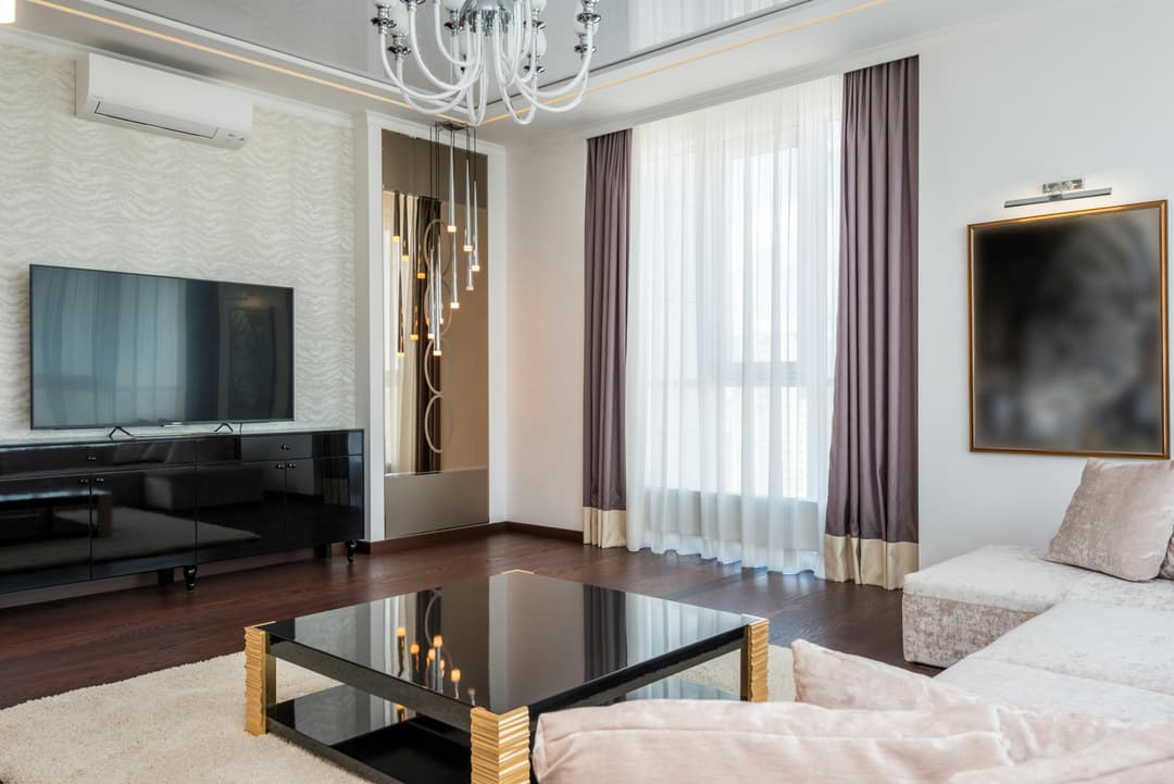Tapet statement cu pattern Art Nouveau în living