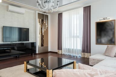 Tapet statement cu pattern Art Nouveau în living