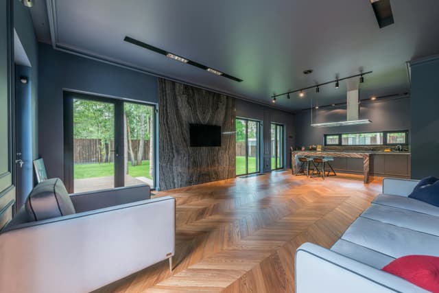 Amenajarea unei sufragerii moderne cu canapele modulare și decorațiuni