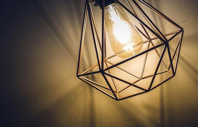 Aplica geometrică discretă: lumina caldă în stil Japandi
