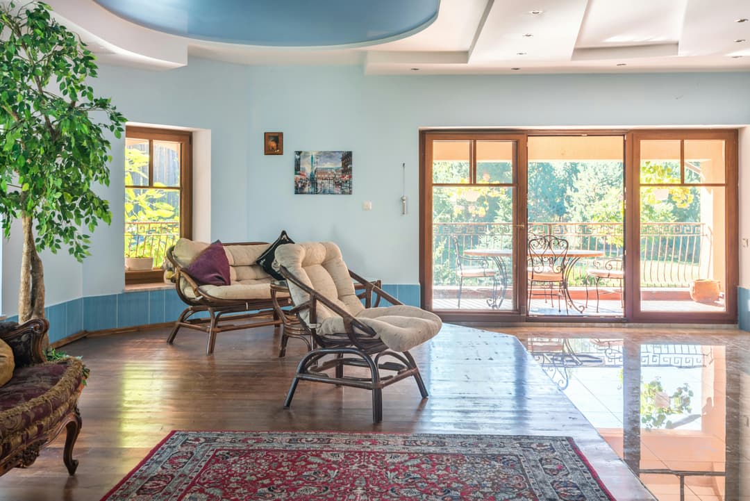 Cum să amenajezi un balcon umbros: soluții pentru plante și relaxare