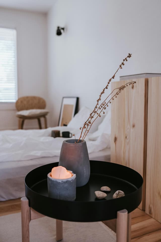 Accente de ceramică într-un interior Japandi contemporan