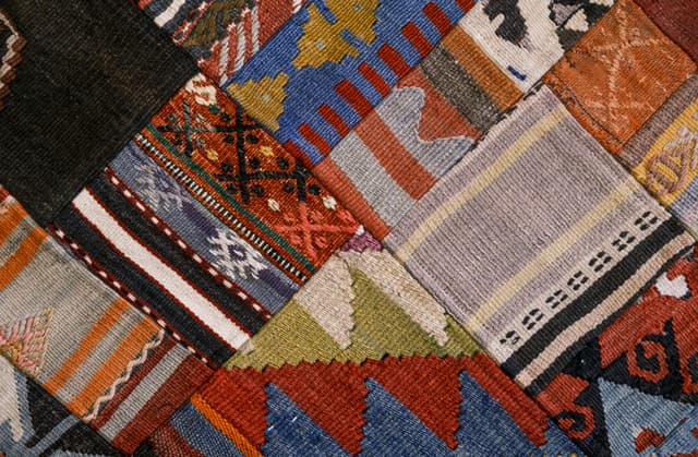 Textile vintage refolosite – covor patchwork sustenabil