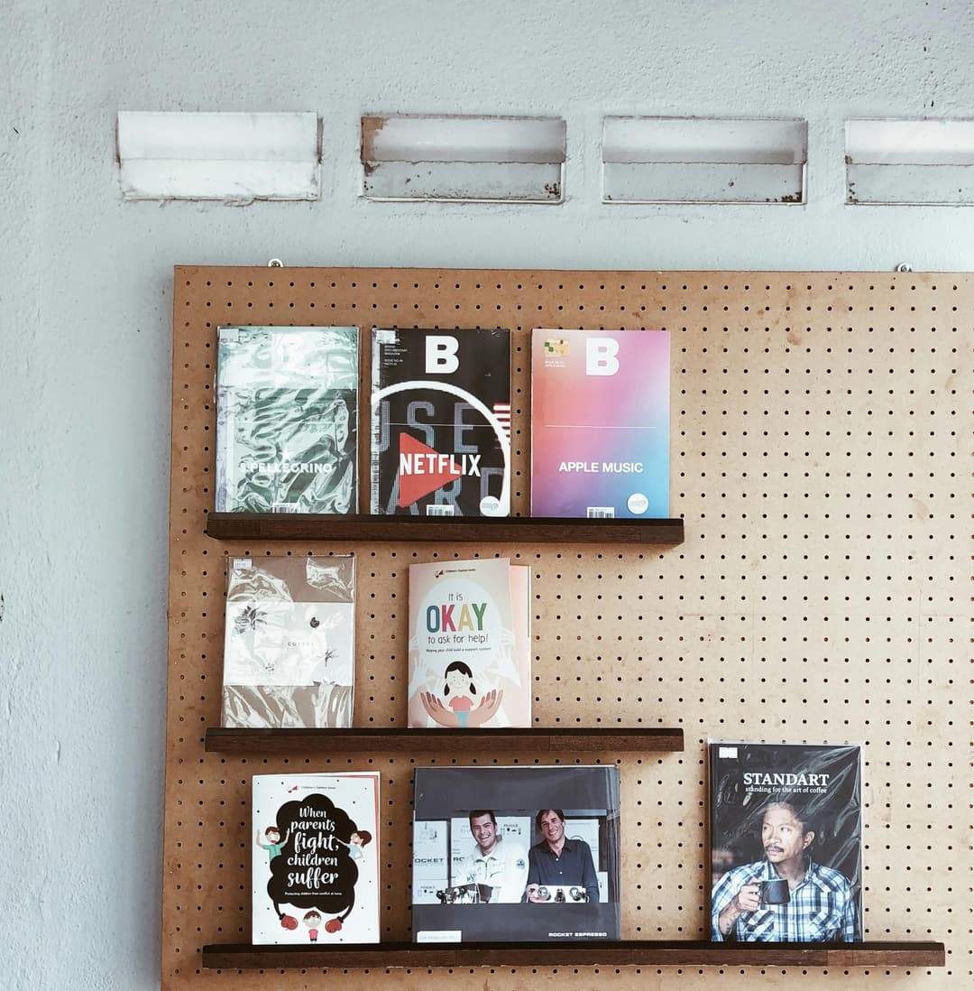 DIY suporturi pentru cărți și reviste: organizare și design