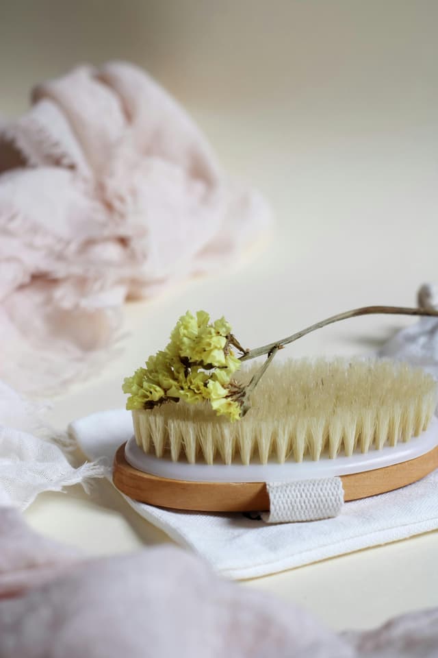 Minimalism tactil în baie: lemn, piatră și textile naturale